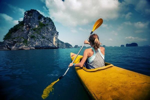 Mujer con el kayak —  Fotos de Stock