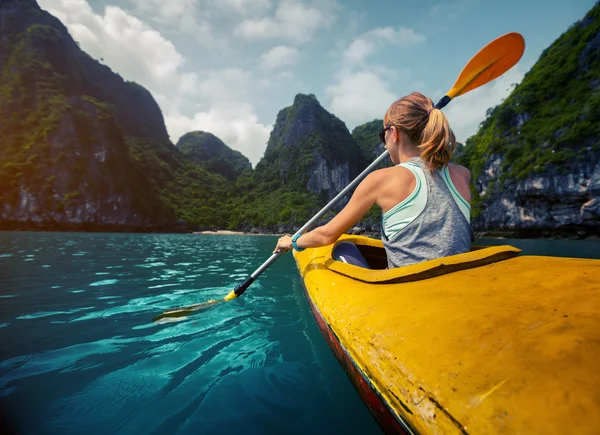 Mujer con el kayak — Foto de Stock