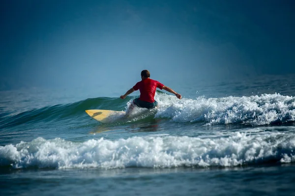 Surfista na prancha curta — Fotografia de Stock