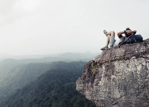 Hiker relaxing on the rock — Stock Photo, Image