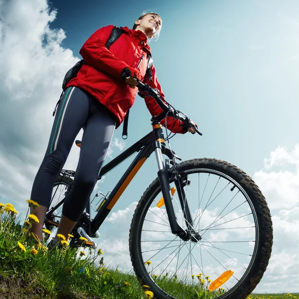 Vandrare med cykel — Stockfoto