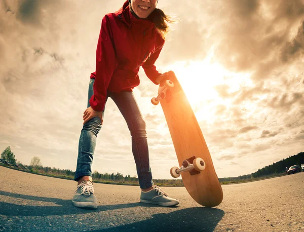 स्केटबोर्ड के साथ युवा महिला — स्टॉक फ़ोटो, इमेज