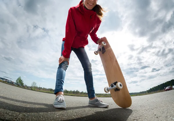 Giovane signora con skateboard — Foto Stock