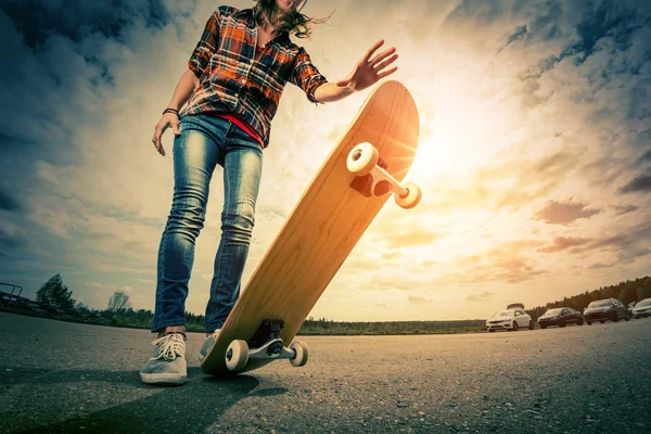 Giovane signora con skateboard — Foto Stock