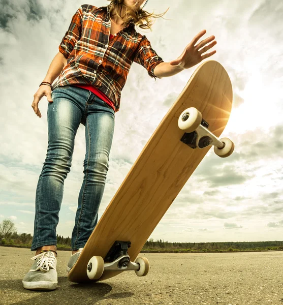 Jeune femme avec skateboard — Photo