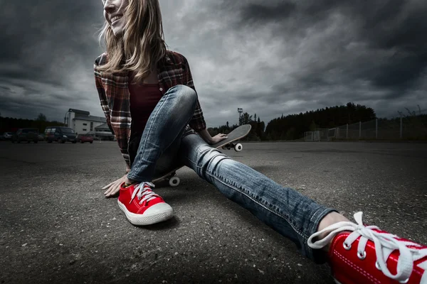 Tânăra doamnă cu skateboard — Fotografie, imagine de stoc