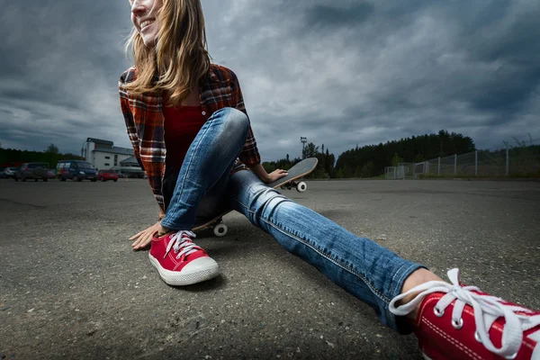 스케이트 보드와 젊은 아가씨 — 스톡 사진