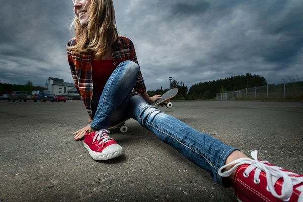 Giovane signora con skateboard — Foto Stock