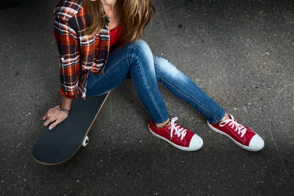 Giovane signora con skateboard — Foto Stock