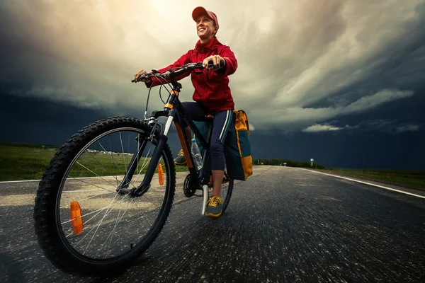 Escursionista in bicicletta — Foto Stock