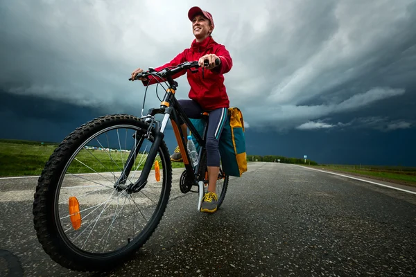 Hiker ridning cykeln — Stockfoto