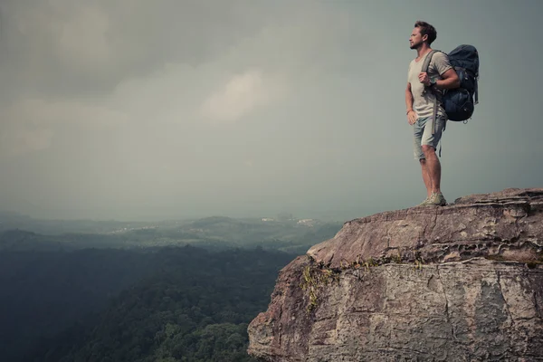 Wanderer auf dem Felsen — Stockfoto