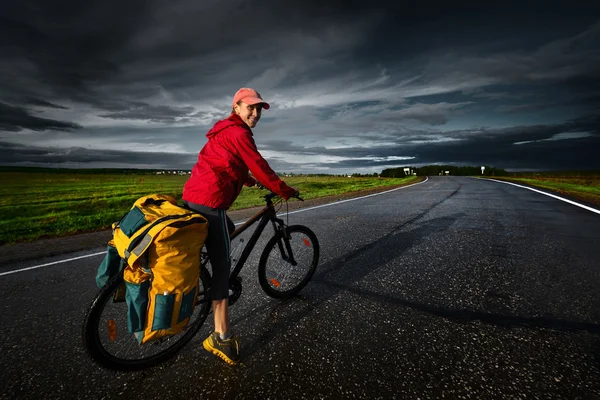 骑自行车的女子 — 图库照片
