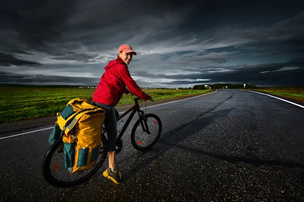 Vrouw rijden de fiets — Stockfoto