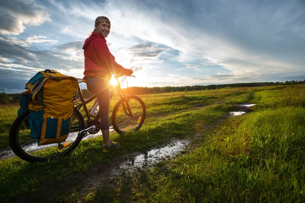 Wanderer mit Fahrrad — Stockfoto