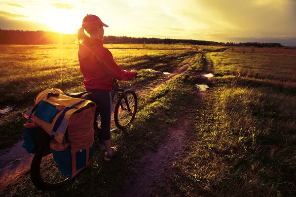 Kvinnan ridning cykeln — Stockfoto