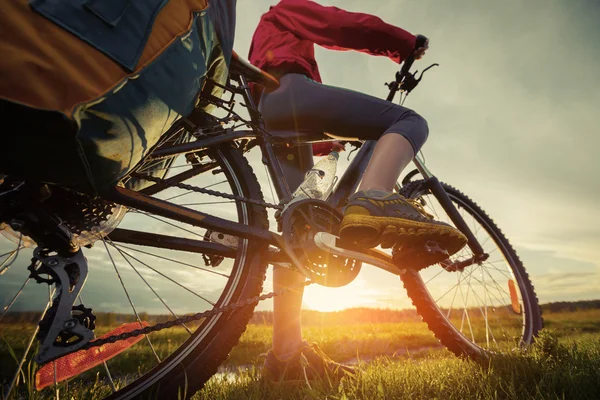 Caminhante com bicicleta — Fotografia de Stock