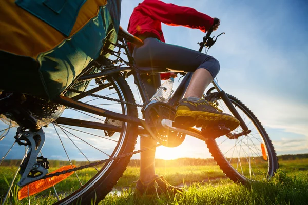 Escursionista con bici — Foto Stock