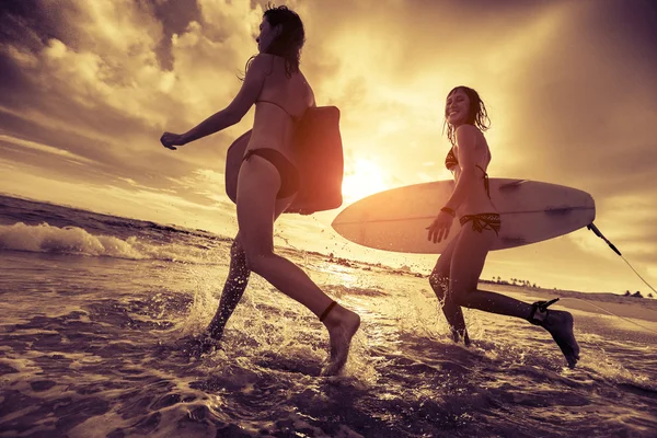 Surfers met planken — Stockfoto