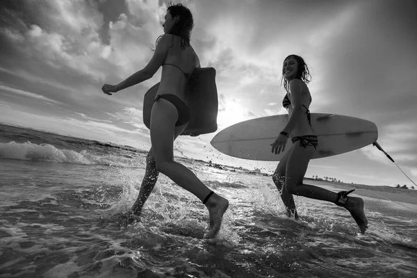 Surfaři s deskami — Stock fotografie