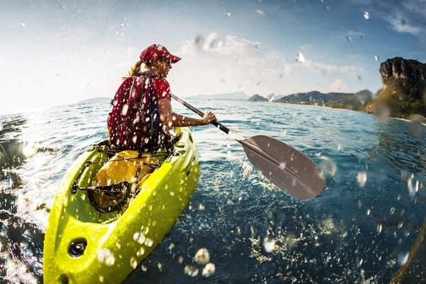 Jeune femme pagayant le kayak — Photo