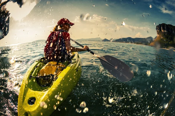 Young lady paddling the kayak — Stock Photo, Image