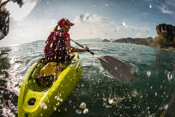 Young lady paddling the kayak — Stock Photo, Image