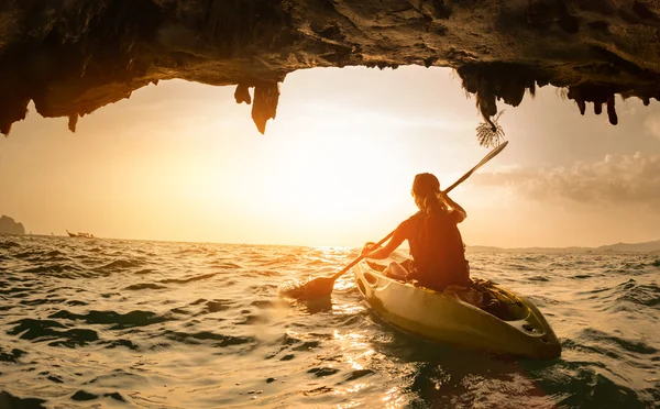 Jeune femme pagayant le kayak — Photo