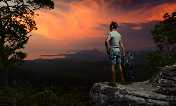 Wanderer auf dem Felsen — Stockfoto