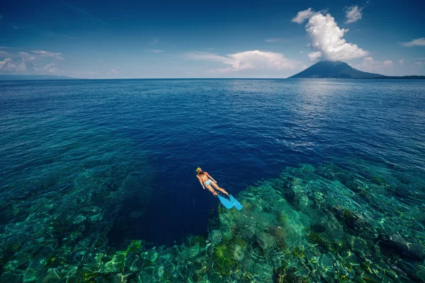 Señora haciendo snorkel sobre la pared del arrecife —  Fotos de Stock