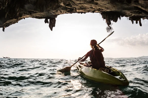 Giovane signora remare il kayak — Foto Stock