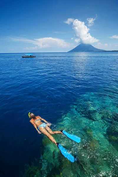 Lady snorkling över rev väggen — Stockfoto