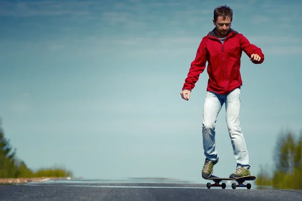 젊은 남자는 스케이트 보드를 타고 — 스톡 사진