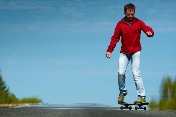 젊은 남자는 스케이트 보드를 타고 — 스톡 사진