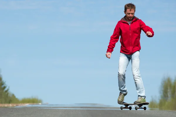 Giovane uomo a cavallo dello skateboard — Foto Stock