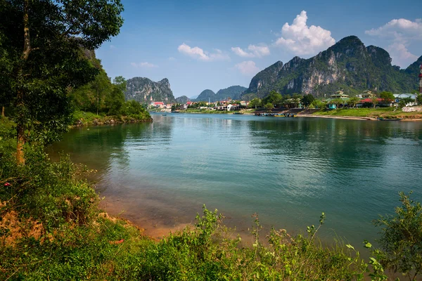 Sungai Dengan Pegunungan — Stok Foto