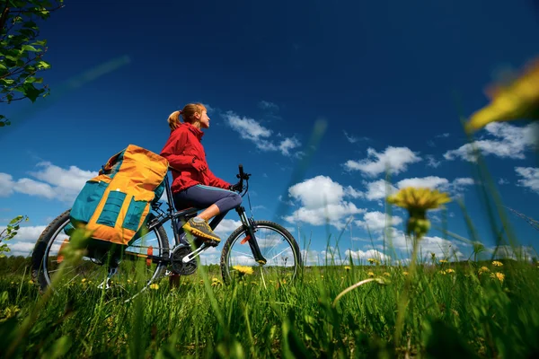 Caminhante com bicicleta — Fotografia de Stock