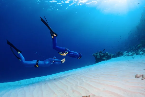 Freedivers no mar — Fotografia de Stock