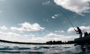 Balıkçı gölet üzerinde