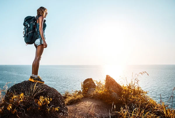 Hiker on the rock — Stock Photo, Image