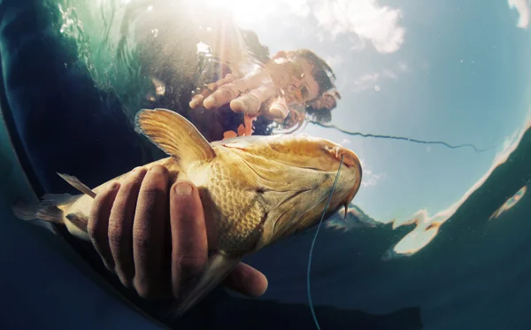 Pescador com peixes — Fotografia de Stock