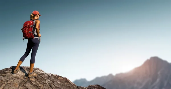 Wanderer auf dem Felsen — Stockfoto