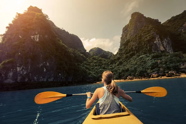 Lady with the kayak — Stock Photo, Image