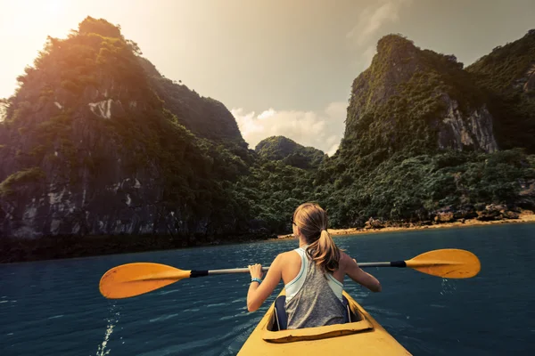 Señora con el kayak —  Fotos de Stock