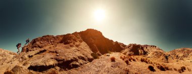 Çölde yürüyüşçü