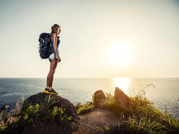 Hiker on the rock — Stock Photo, Image