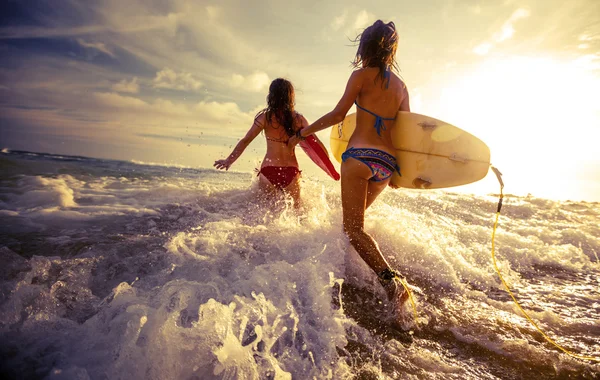 Donne surfiste — Foto Stock