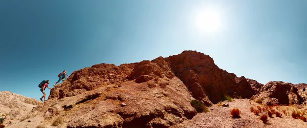 Senderistas en el desierto — Foto de Stock