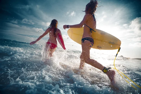 Bayanlar sörfçü — Stok fotoğraf