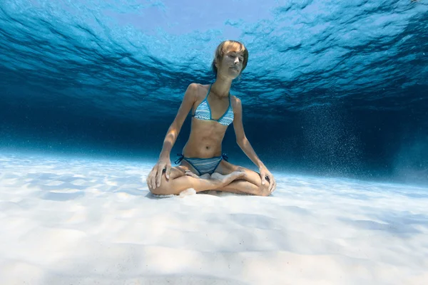 Подводная йога — стоковое фото